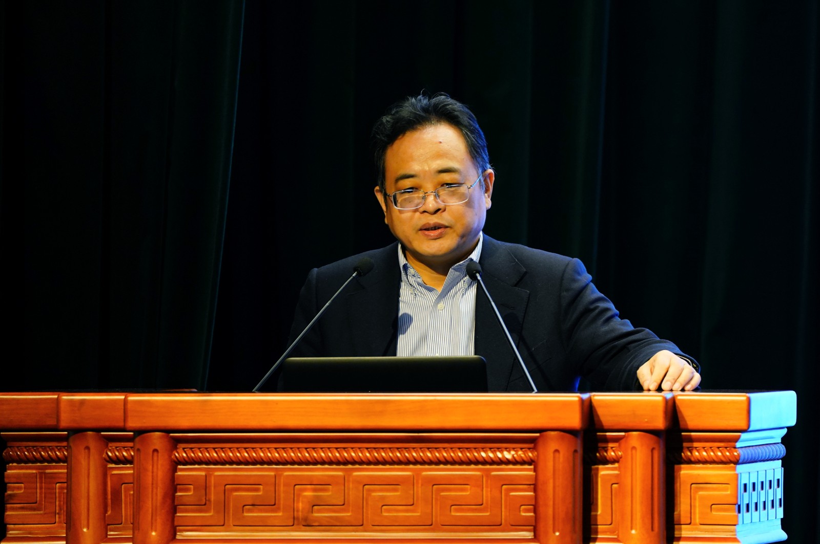 副院校长王健伟介绍院校科技人才工作情况及2023年工作安排.jpg